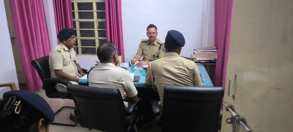 बहादुरपुर थाना पहुँचे नगर पुलिस अधीक्षक लंबित कांडों की समीक्षा, गिरफ्तारी पर जोर बहादुरपुर थाना पहुंचीं नगर पुलिस अधीक्षक लंबित कांडों की समीक्षा, गिरफ्तारी पर जोर
