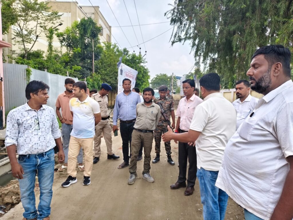 दिल्ली मोड़ बस स्टैंड का डीएम ने किया निरीक्षण निर्माण तेज और गुणवत्ता सुनिश्चित करने का निर्देश