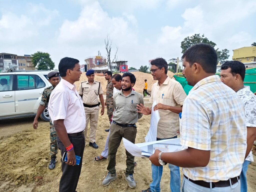 दिल्ली मोड़ बस स्टैंड का डीएम ने किया निरीक्षण निर्माण तेज और गुणवत्ता सुनिश्चित करने का निर्देश