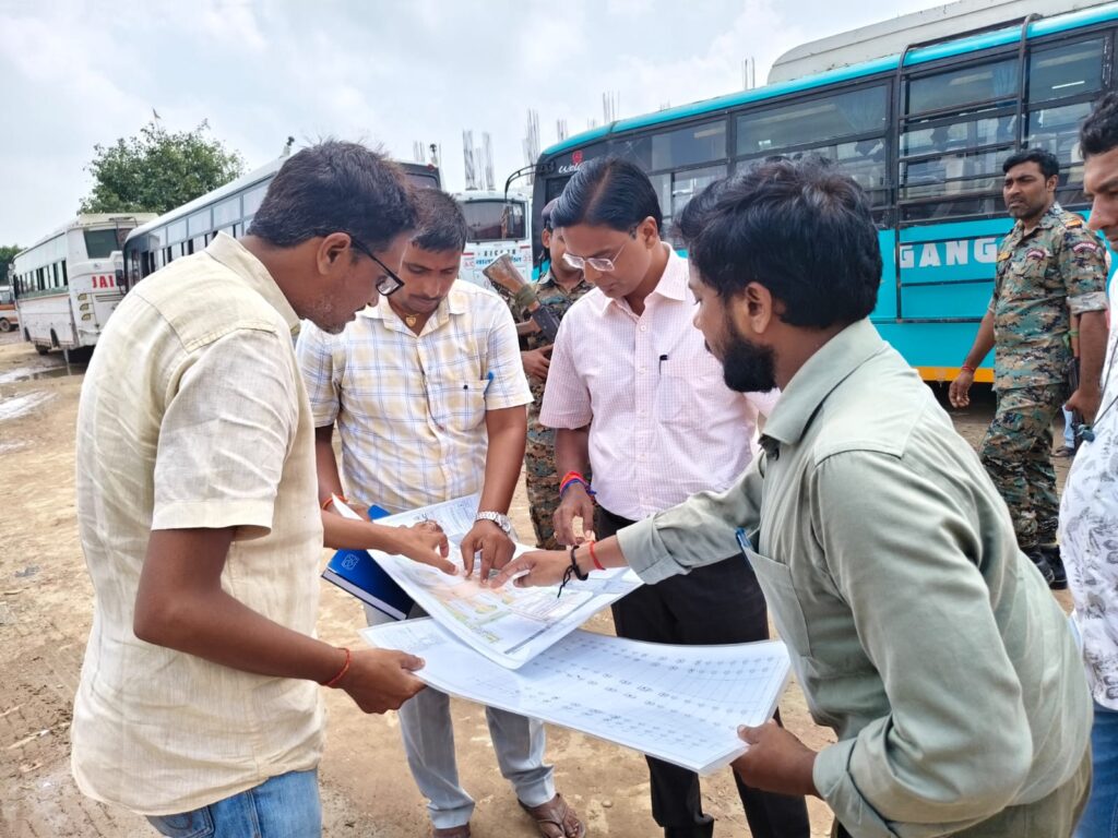 दिल्ली मोड़ बस स्टैंड का डीएम ने किया निरीक्षण निर्माण तेज और गुणवत्ता सुनिश्चित करने का निर्देश