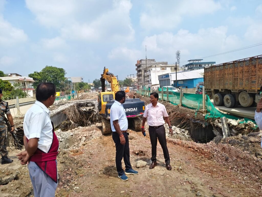 आरओबी निर्माण पर डीएम सख्त, काम तेज करने का निर्देश सर्विस रोड-डायवर्सन का लिया जायजा