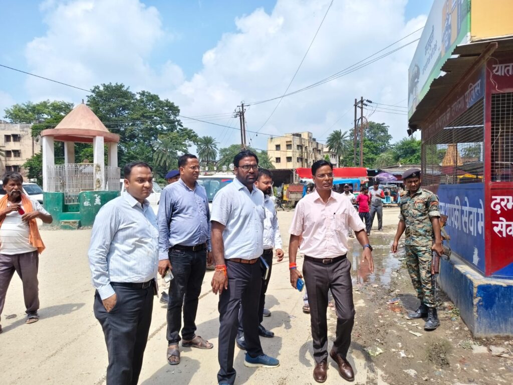 आरओबी निर्माण पर डीएम सख्त, काम तेज करने का निर्देश सर्विस आरओबी निर्माण पर डीएम सख्त, काम तेज करने का निर्देश सर्विस रोड-डायवर्सन का लिया जायजा