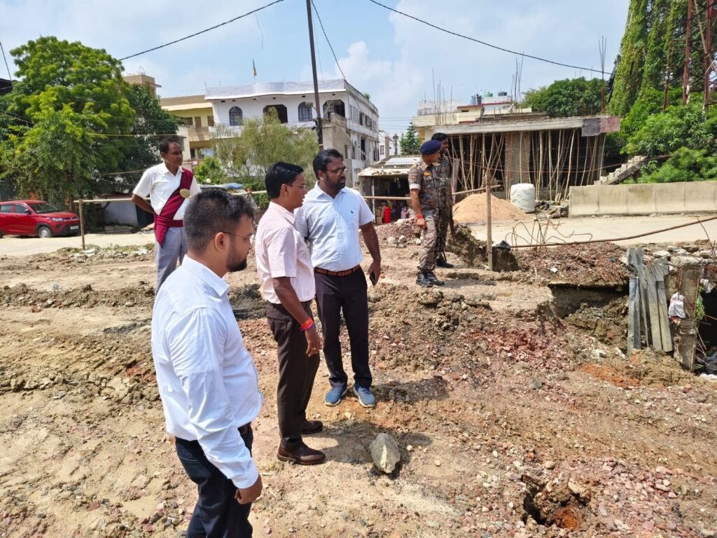 आरओबी निर्माण पर डीएम सख्त, काम तेज करने का निर्देश सर्विस आरओबी निर्माण पर डीएम सख्त, काम तेज करने का निर्देश सर्विस रोड-डायवर्सन का लिया जायजा