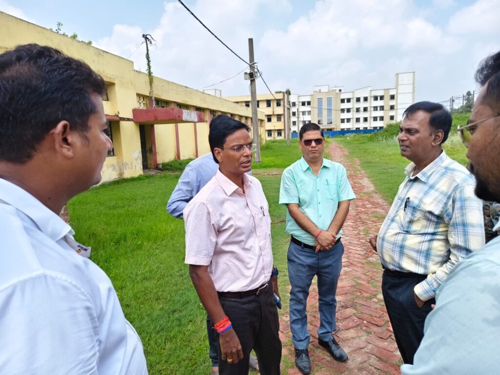 पॉलिटेक्निक कॉलेज समेत गैस साइटों पर डीएम का निरीक्षण PNG-CNG काम तेज करने का निर्देश