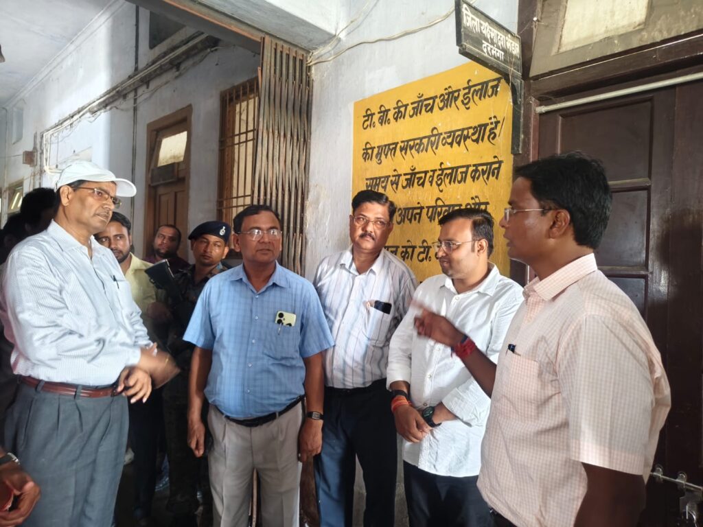 सिविल सर्जन कार्यालयों का डीएम ने किया निरीक्षण साफ-सफाई और स्वास्थ्य सेवाओं की व्यवस्था पर सख्त निर्देश