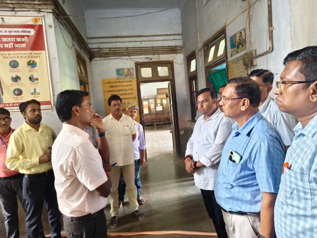 सिविल सर्जन कार्यालयों का डीएम ने किया निरीक्षण साफ-सफाई और स्वास्थ्य सेवाओं की व्यवस्था पर सख्त निर्देश