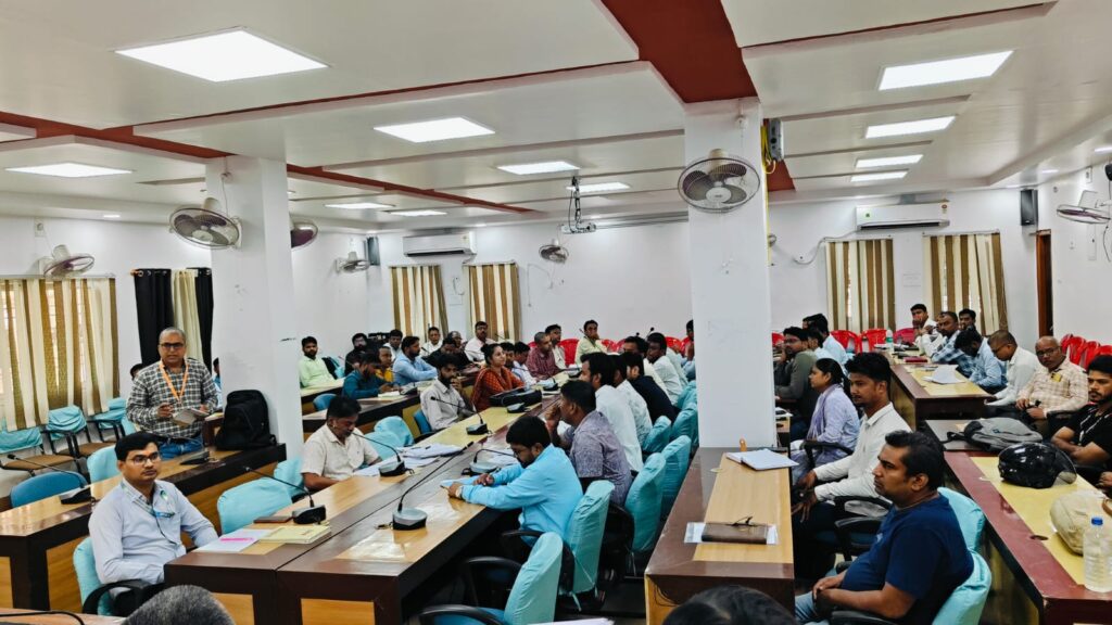 पीएम सूर्य घर योजना पर डीएम सख्त बैंकों को 7 दिन में ऋण आवेदनों के निपटारे का निर्देश