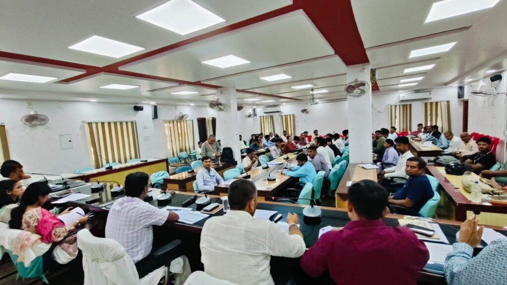 पीएम सूर्य घर योजना पर डीएम सख्त बैंकों को 7 दिन में ऋण आवेदनों के निपटारे का निर्देश