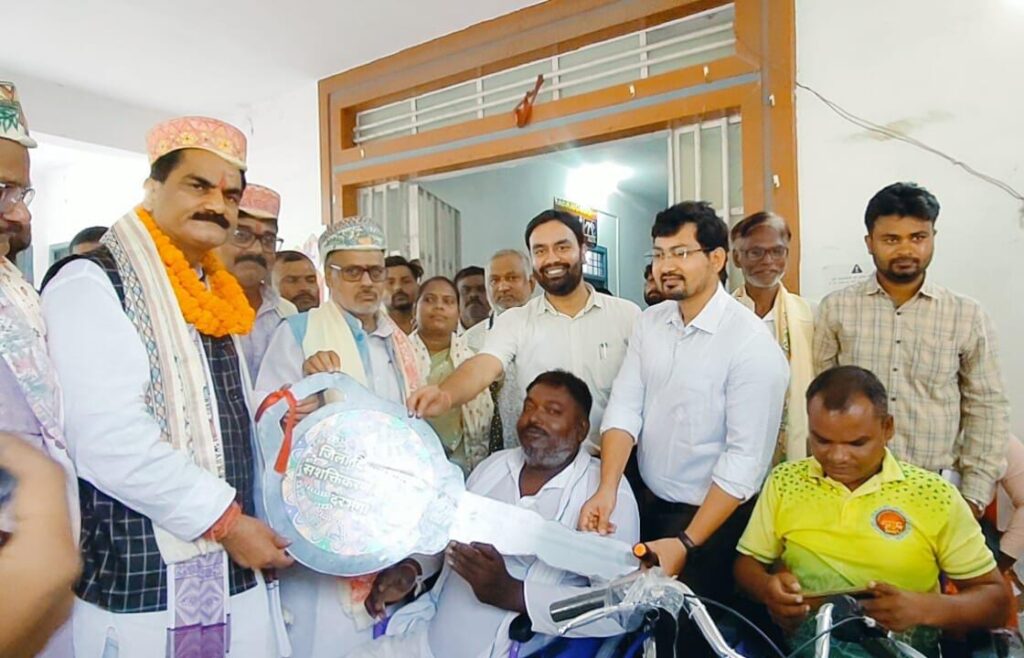दरभंगा में दिव्यांगों को मुफ्त सहायक उपकरण सांसद गोपाल ठाकुर ने किया वितरण