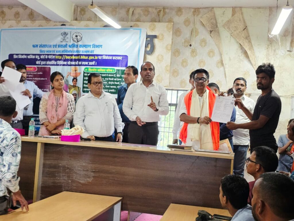 बिरौल में श्रमिकों को योजनाओं की जानकारी 30 निर्माण श्रमिकों को साइकिल अनुदान