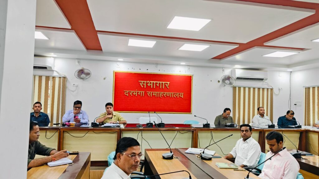 दरभंगा में डीडीसी की बड़ी समीक्षा बैठक 1,800 पर्चा वितरण लक्ष्य, लंबित मामलों पर सख्ती