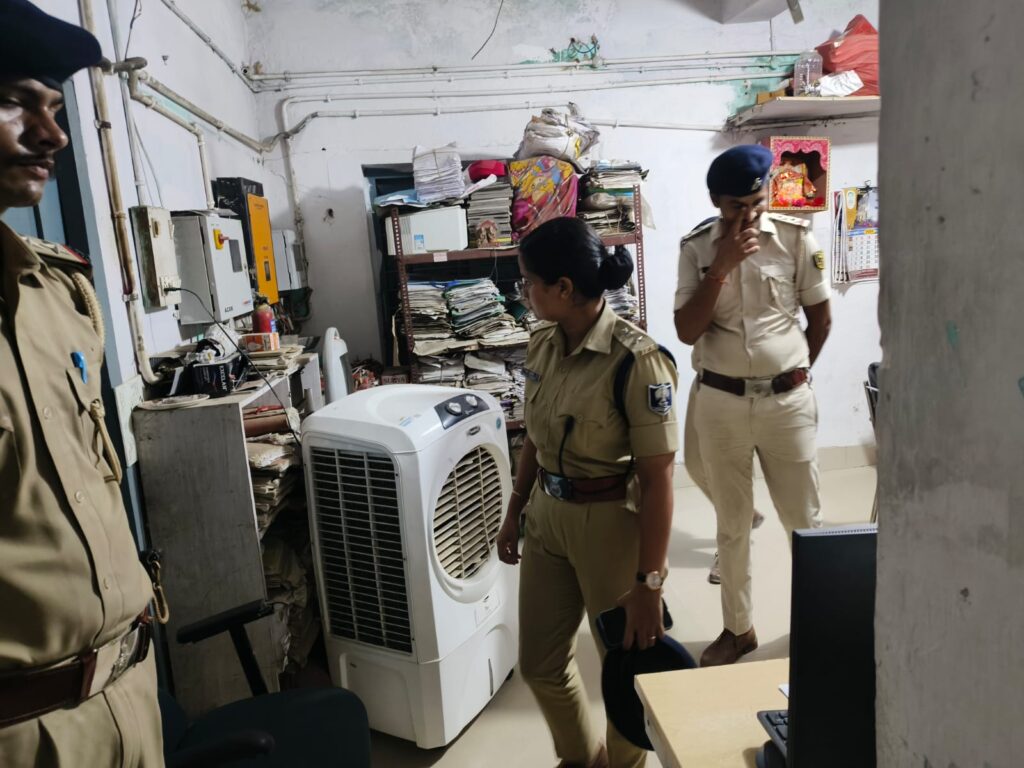 मनीगाछी थाना में अचानक पहुंचे ग्रामीण एसपी, गश्ती से हाजत तक पूरी व्यवस्था की जांच मनीगाछी थाना में अचानक पहुंचे ग्रामीण एसपी, गश्ती से हाजत तक पूरी व्यवस्था की जांच