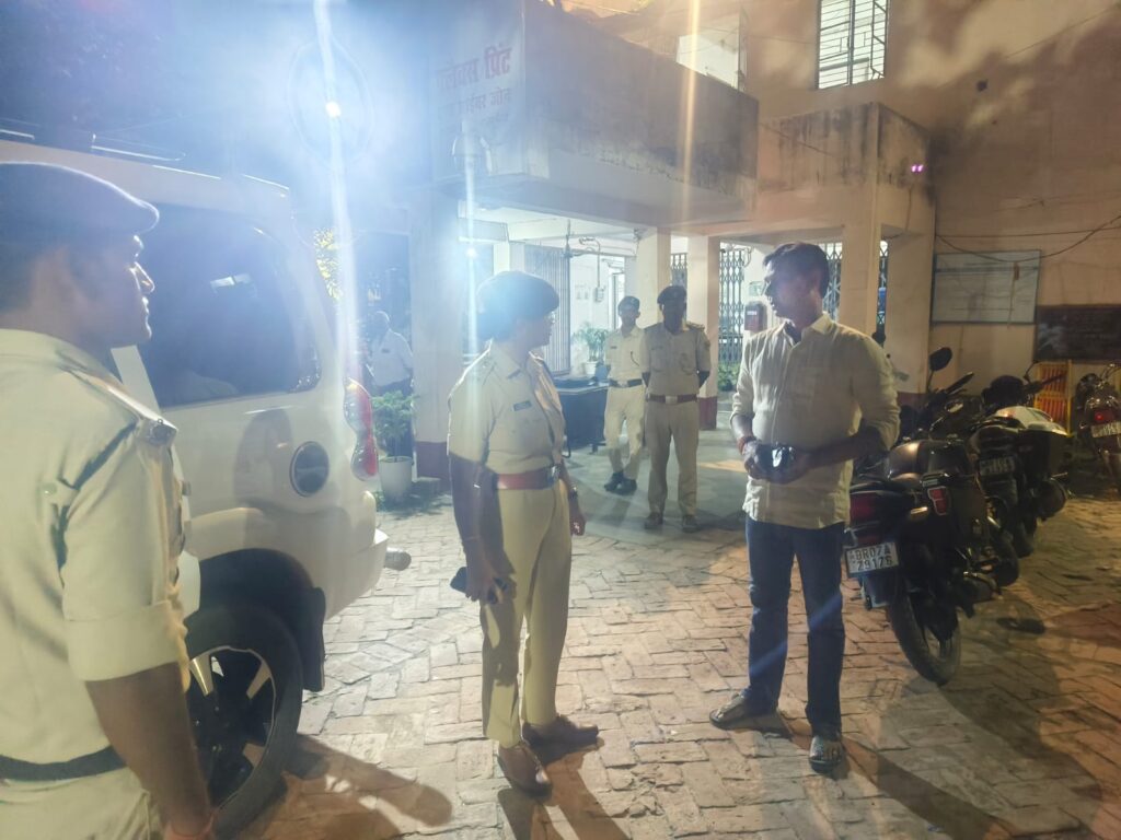 नगर-कोतवाली थाना पहुंचे ग्रामीण एसपी, रात में अचानक जांच