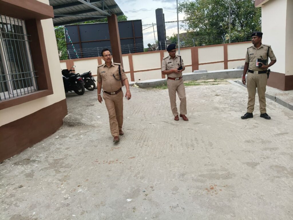 विश्वविद्यालय थाना के नए भवन का निरीक्षण, नगर एसपी ने लंबित कांडों पर दिए निर्देश