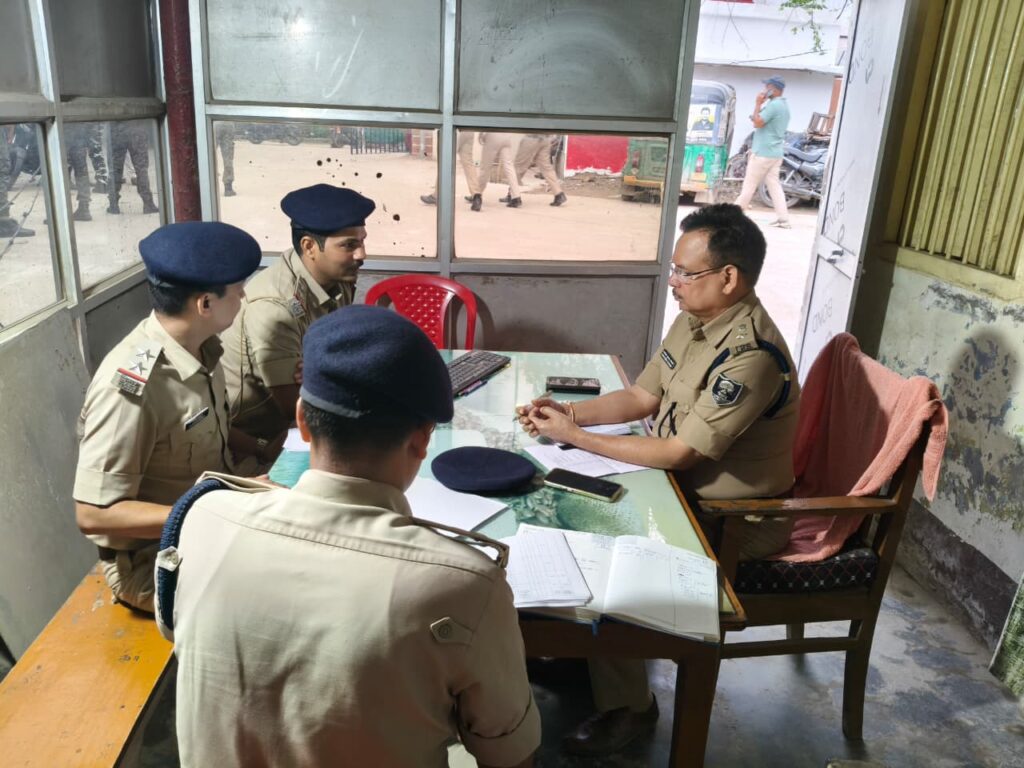 विश्वविद्यालय थाना के नए भवन का निरीक्षण, नगर एसपी ने लंबित कांडों पर दिए निर्देश