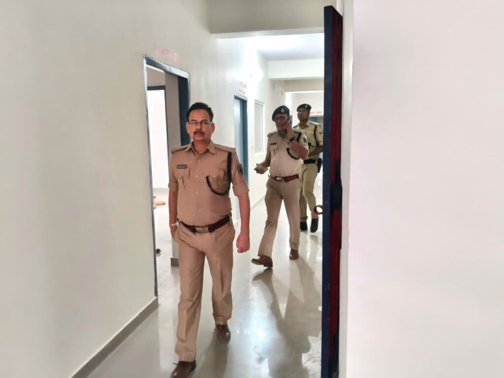 विश्वविद्यालय थाना के नए भवन का निरीक्षण, नगर एसपी ने लंबित कांडों पर दिए निर्देश