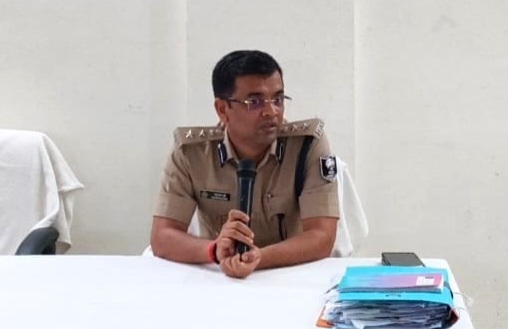 दरभंगा पुलिस में 90 ASI बने SI, SSP ने कंधे पर लगाए स्टार दरभंगा पुलिस में 90 ASI बने SI, SSP ने कंधे पर लगाए स्टार