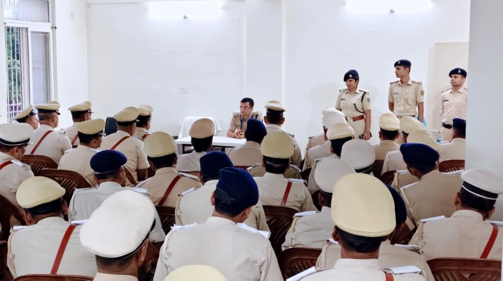 दरभंगा पुलिस में 90 ASI बने SI, SSP ने कंधे पर लगाए स्टार दरभंगा पुलिस में 90 ASI बने SI, SSP ने कंधे पर लगाए स्टार