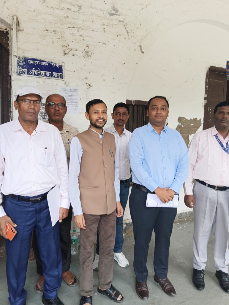 दरभंगा जिला अभिलेखागार का निरीक्षण, रिकॉर्ड व्यवस्था की हुई जांच दरभंगा जिला अभिलेखागार का निरीक्षण, रिकॉर्ड व्यवस्था की हुई जांच