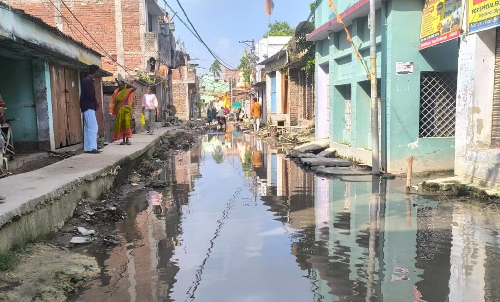 नाला-सड़क निर्माण पर उठे सवाल गांधीनगर-कटरहिया रोड में जांच की मांग नाला-सड़क निर्माण पर उठे सवाल गांधीनगर-कटरहिया रोड में जांच की मांग