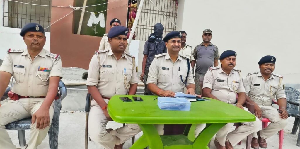 देशी कट्टा-खोखा बरामद दरभंगा में एक आरोपी गिरफ्तार