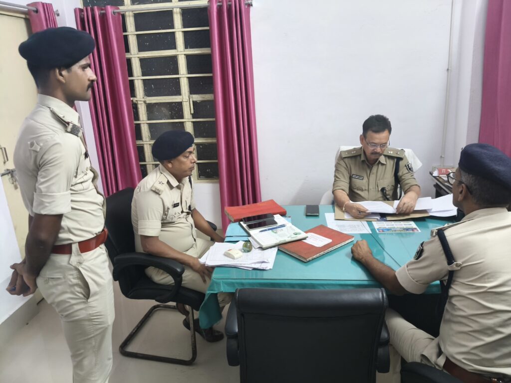 बहादुरपुर थाना में नगर SP की बड़ी समीक्षा लंबित कांडों पर सख्ती, गिरफ्तारी के निर्देश बहादुरपुर थाना में नगर SP की बड़ी समीक्षा लंबित कांडों पर सख्ती, गिरफ्तारी के निर्देश