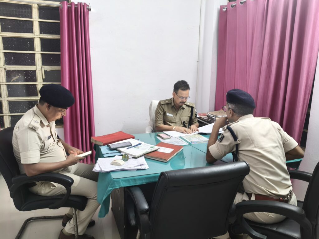बहादुरपुर थाना में नगर SP की बड़ी समीक्षा लंबित कांडों पर सख्ती, गिरफ्तारी के निर्देश बहादुरपुर थाना में नगर SP की बड़ी समीक्षा लंबित कांडों पर सख्ती, गिरफ्तारी के निर्देश