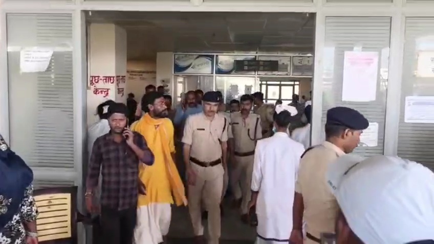 दरभंगा में पुलिस टीम पर हमला ASI घायल, गिरफ्तार युवक भी जख्मी दरभंगा में पुलिस टीम पर हमला ASI घायल, गिरफ्तार युवक भी जख्मी
