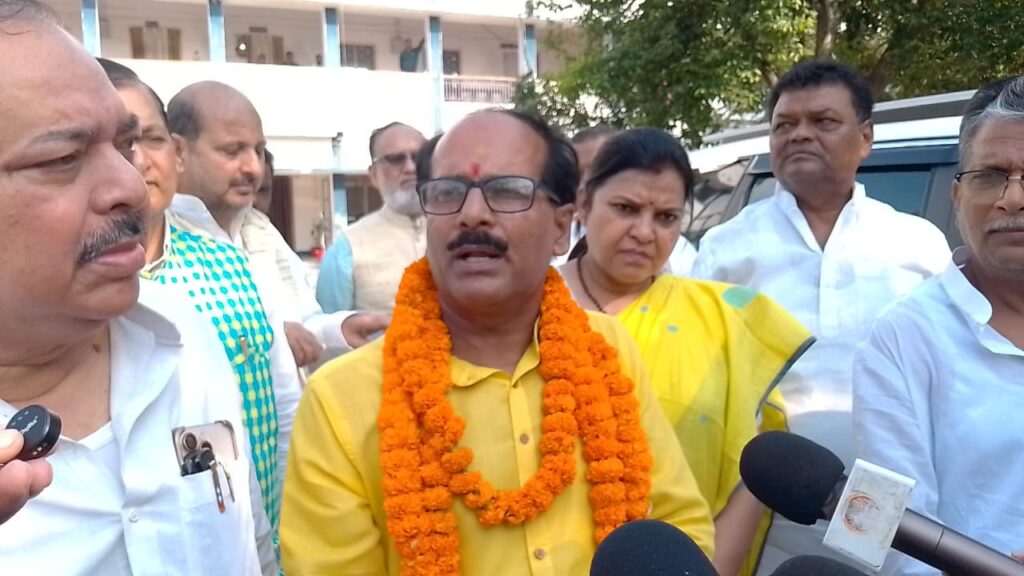 दरभंगा MLC चुनाव: 5 नामांकन जन सुराज-RJD समेत 5 उम्मीदवार मैदान में दरभंगा MLC चुनाव: 5 नामांकन जन सुराज-RJD समेत 5 उम्मीदवार मैदान में